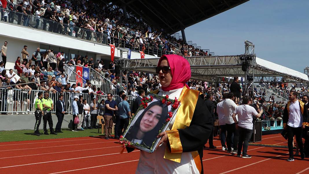 Mezuniyet töreninde depremde ölen arkadaşlarını unutmadılar 3